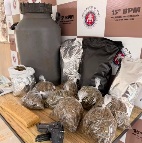 PM apreende drogas e simulacro de arma escondidos em área de mata no bairro São Pedro
