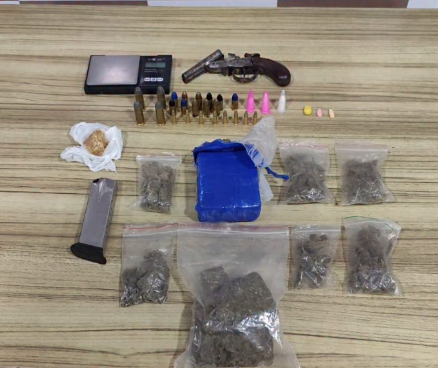 Polícia Militar apreende drogas, arma e munições em imóvel abandonado no bairro Daniel Gomes, em Itabuna