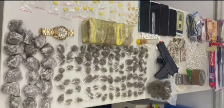 Seis suspeitos são presos com drogas, simulacro de arma e embalagens para tráfico no bairro Basílio, em Ilhéus
