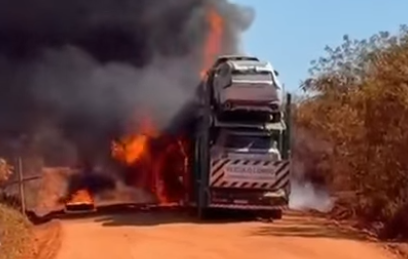 Carreta-cegonha pega fogo e interdita trecho da BR-101 em Belmonte; motorista sai ileso
