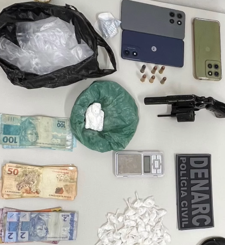 Dupla é presa em flagrante com arma, drogas e veículos em operação conjunta em Itabuna