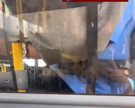 Cobrador de ônibus é flagrado se masturbando ao lado de adolescente em linha do Distrito Federal