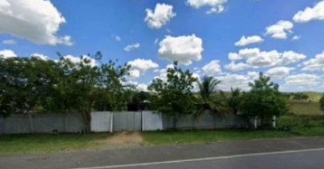 Trio armado assalta fazenda e foge levando veículos e equipamentos em Floresta Azul