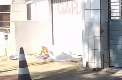 Corpo de morador em situação de rua é encontrado na porta de comércio no bairro Sarinha Alcântara, em Itabuna