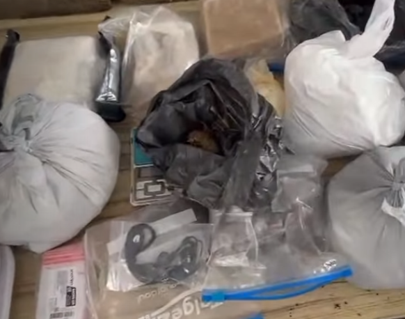 Polícia apreende mais de 20 kg de drogas, moto roubada e roupas camufladas em área de vegetação em Itabuna