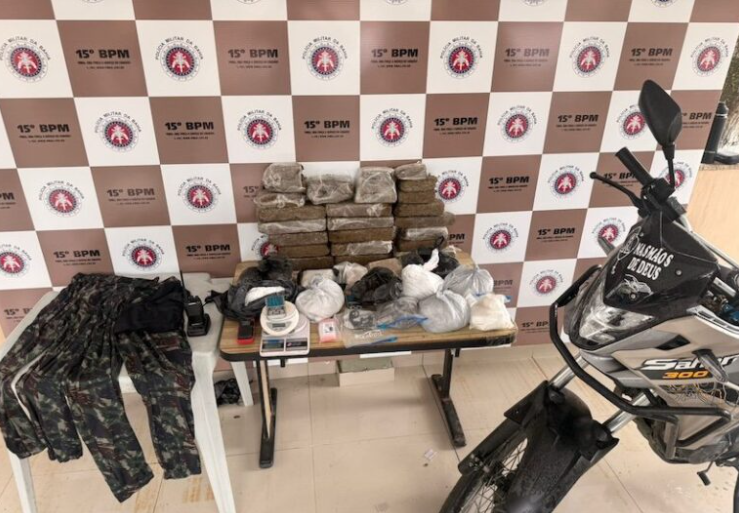 Polícia apreende mais de 20 kg de drogas, moto roubada e roupas camufladas em área de vegetação em Itabuna