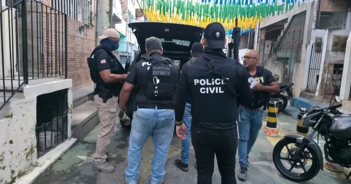 Carta Premiada: Trio é preso por suspeita de aplicar golpes financeiros em idosos na capital baiana