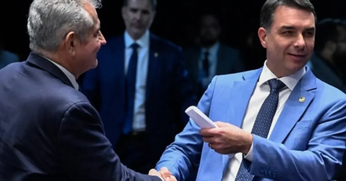 Flávio Bolsonaro anuncia apoio às candidaturas de Angelo Coronel e João Roma para o Senado