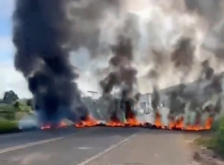Manifestação interdita trecho da BR-101 na Bahia e cobra regulação de paciente em estado grave