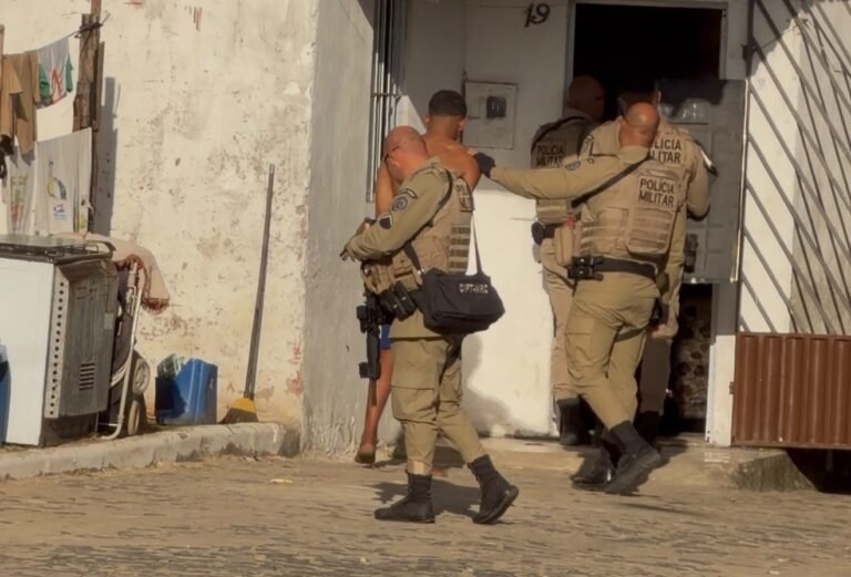Suspeito de homicídios e tráfico foge da PM, invade casa e faz reféns em Ipiaú