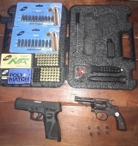 Mulher denuncia agressão e PM apreende armas e munições em Iguaí