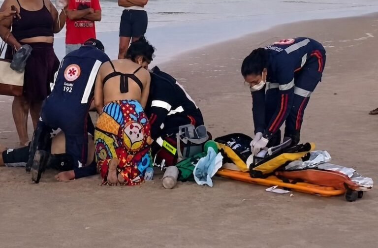 Pai morre ao tentar salvar filho de afogamento em praia de Ilhéus