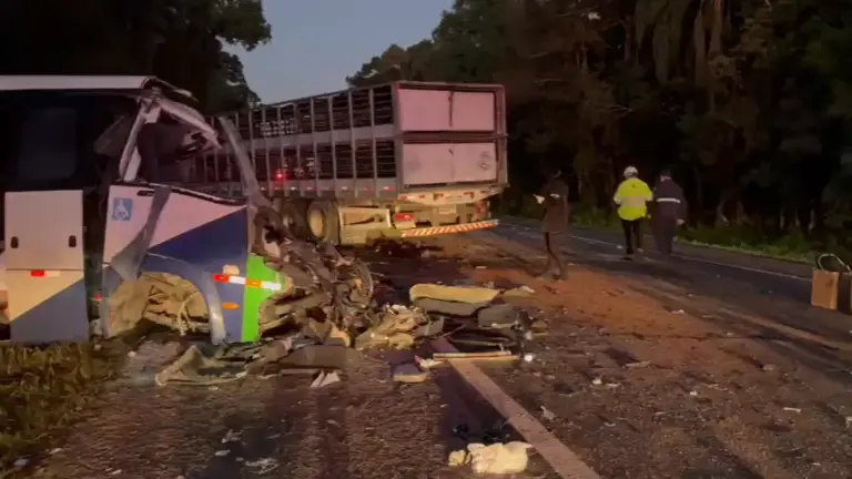 Acidente entre micro-ônibus e carreta deixa 23 mortos no Paraná