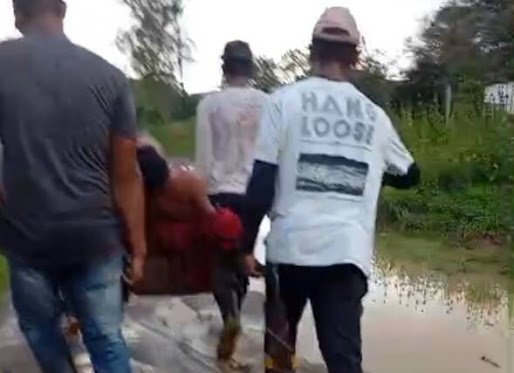 Ataque de desasocego: Moradores transportam homem gravemente doente em barcaça de cacau no interior de Ilhéus