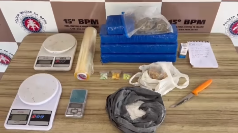 Apreensão de drogas e material do tráfico marca operação policial no bairro Lomanto em Itabuna