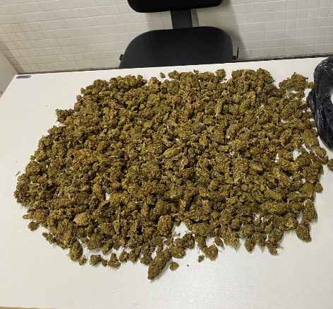 Polícia Militar apreende lancha e mais de 2 kg de drogas após troca de tiros em Camamu