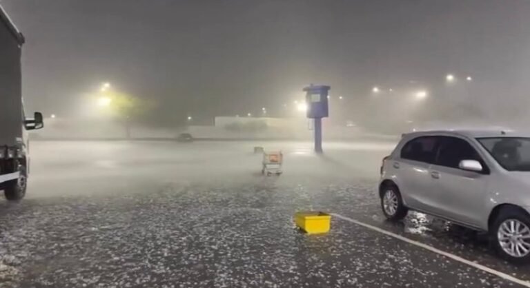 Chuva de granizo surpreende moradores de Vitória da Conquista durante chegada de frente fria