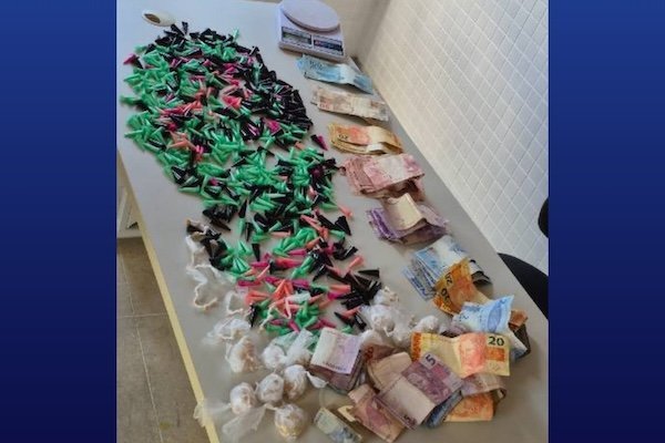 Dono de estabelecimento é preso com mais de 600 pinos de cocaína e 360 buchas de maconha em Ibicuí