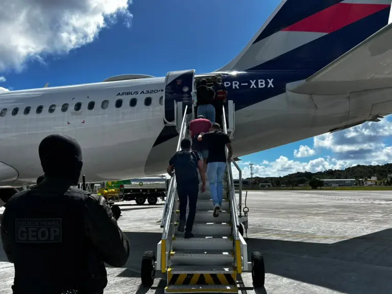 Bahia transfere cinco líderes de facções para presídios federais de segurança máxima