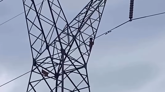 Criança de 5 anos escala torre em Rondônia e mobiliza operação de resgate do Corpo de Bombeiros