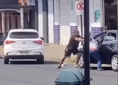 Briga de trânsito deixa pessoa ferida no bairro Shopping Park, em Uberlândia