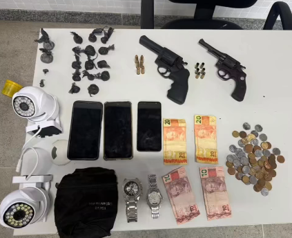Operação da PM apreende armas e drogas e deixa um baleado em Gongogi
