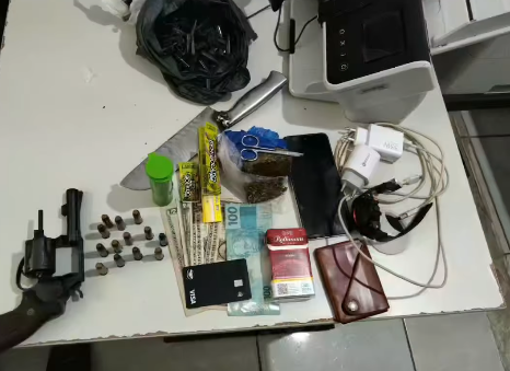 Polícia Militar recupera smartwatch furtado e apreende arma, munições e drogas em Itacaré
