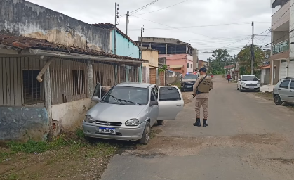 PM recupera carro furtado em Buerarema durante Operação Força Total no bairro Jaçanã