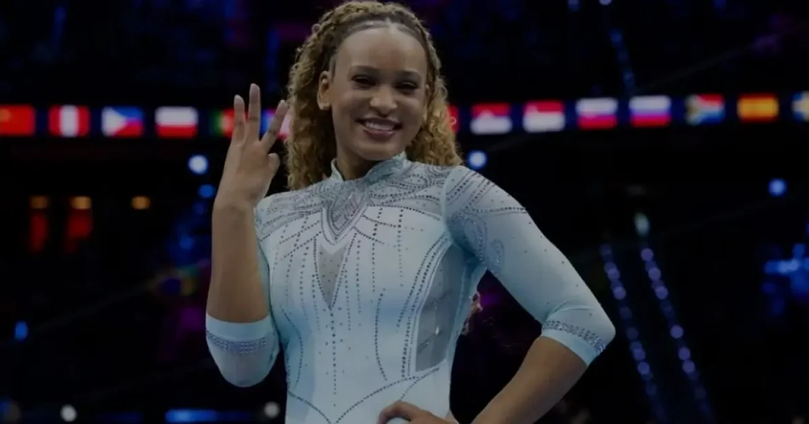É ouro: Rebeca Andrade conquista tricampeonato mundial no salto e chega à décima medalha em Mundiais