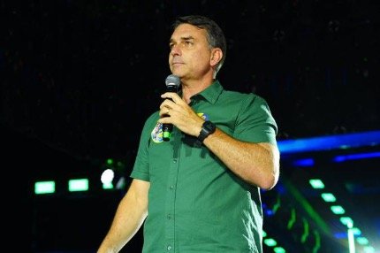 PF apura se Flávio Bolsonaro deixou o Brasil pela fronteira com a Argentina