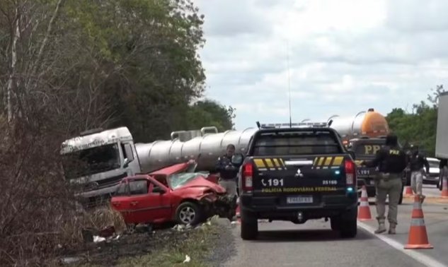 Pai e filho de 4 anos morrem em acidente entre carro e três carretas na BR-116