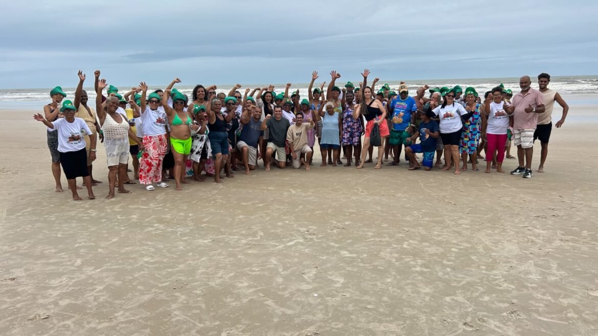 Idosos de Santa Luzia encerram comemorações do seu mês com passeio à praia em Canavieiras
