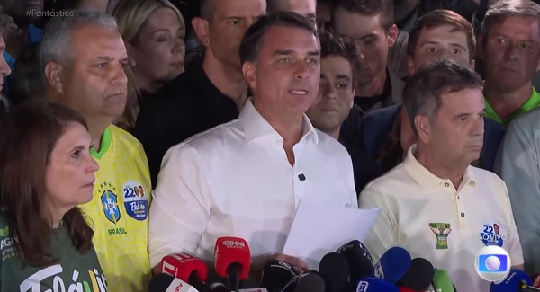 Flávio Bolsonaro diz que vai pedir anulação da eleição após derrota para Lula